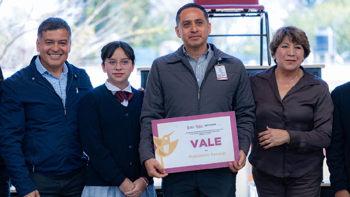 Delfina Gómez y David Sánchez entregan apoyos a escuelas en Coacalco. Foto: (Especial)