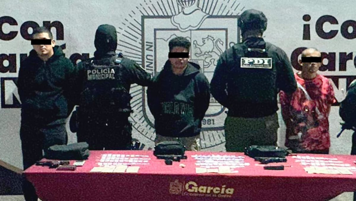 En la detención se aseguraron armas de fuego, dosis de droga, básculas digitales, dinero en efectivo y el automóvil. Especial