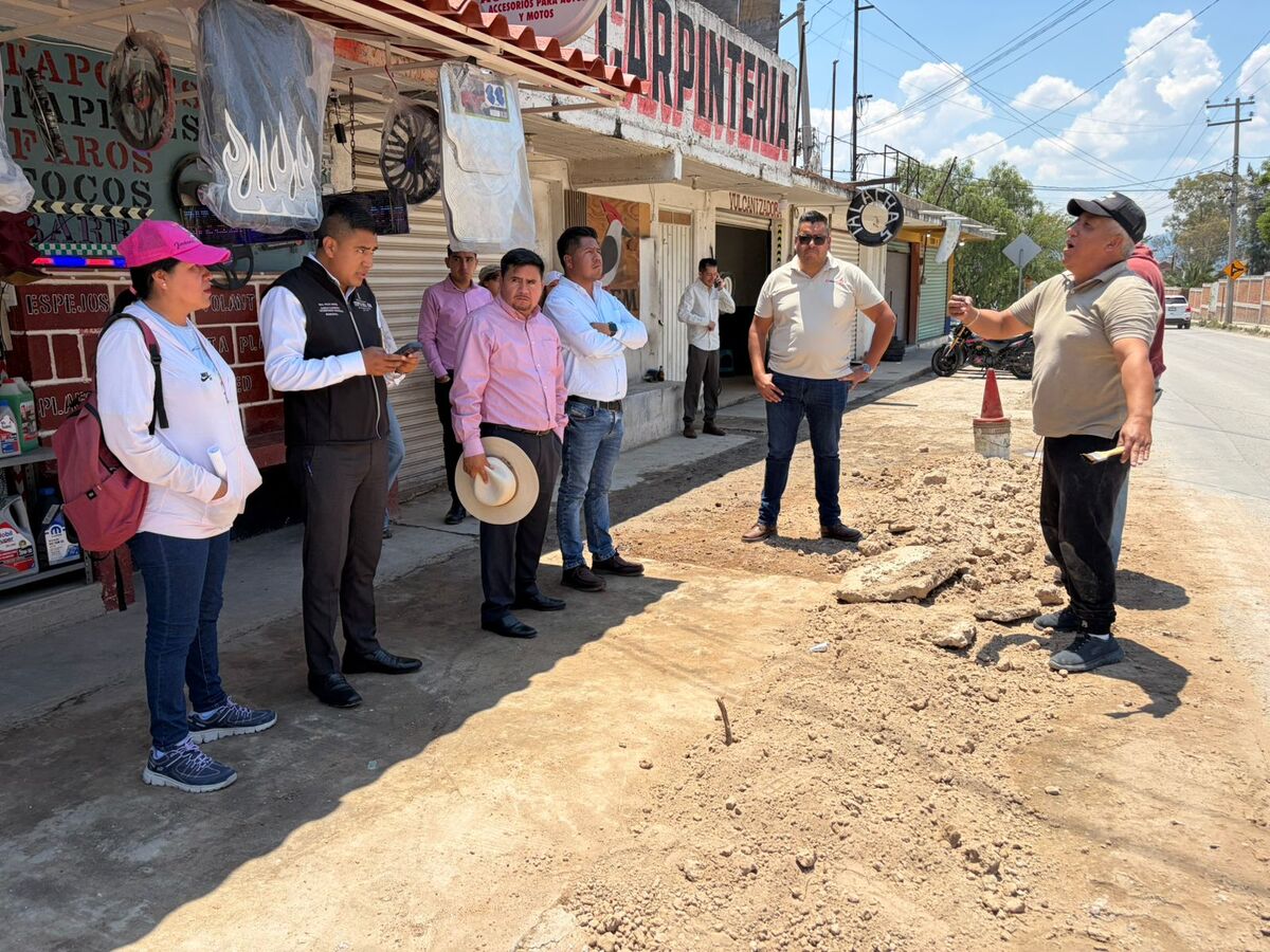 Distintas direcciones del Gobierno Municipal llevaron a cabo un recorrido de trabajo en la colonia Tianguistengo. (Cortesía)