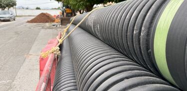 La obra beneficiará a más de mil 200 ciudadanos, la cual podrá prevenir encharcamientos y malos olores, elevando las condiciones sanitarias de la zona.