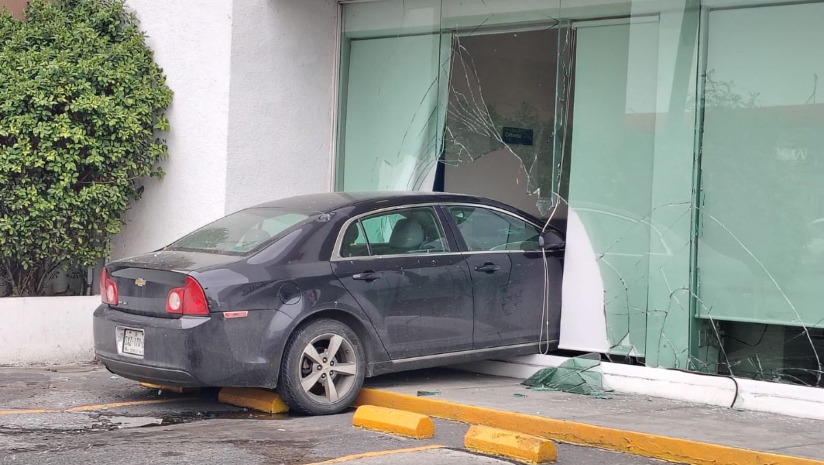 El auto quedó incrustado en el banco | Agustín Martínez