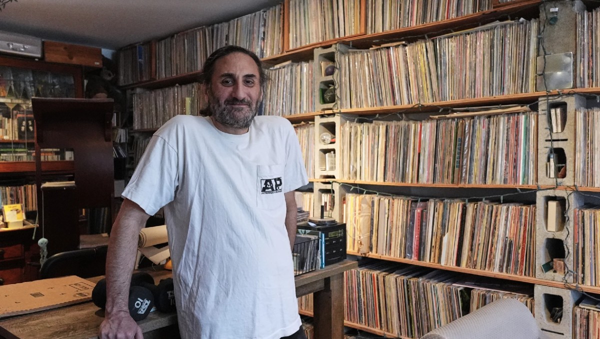 El fan que ha grabado miles de conciertos durante 4 décadas.  | AP