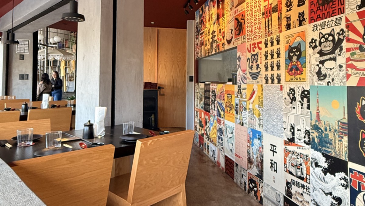 Gaman Ramen mezcla una atmosfera industrial con tonos rojizos. | Foto: Especial