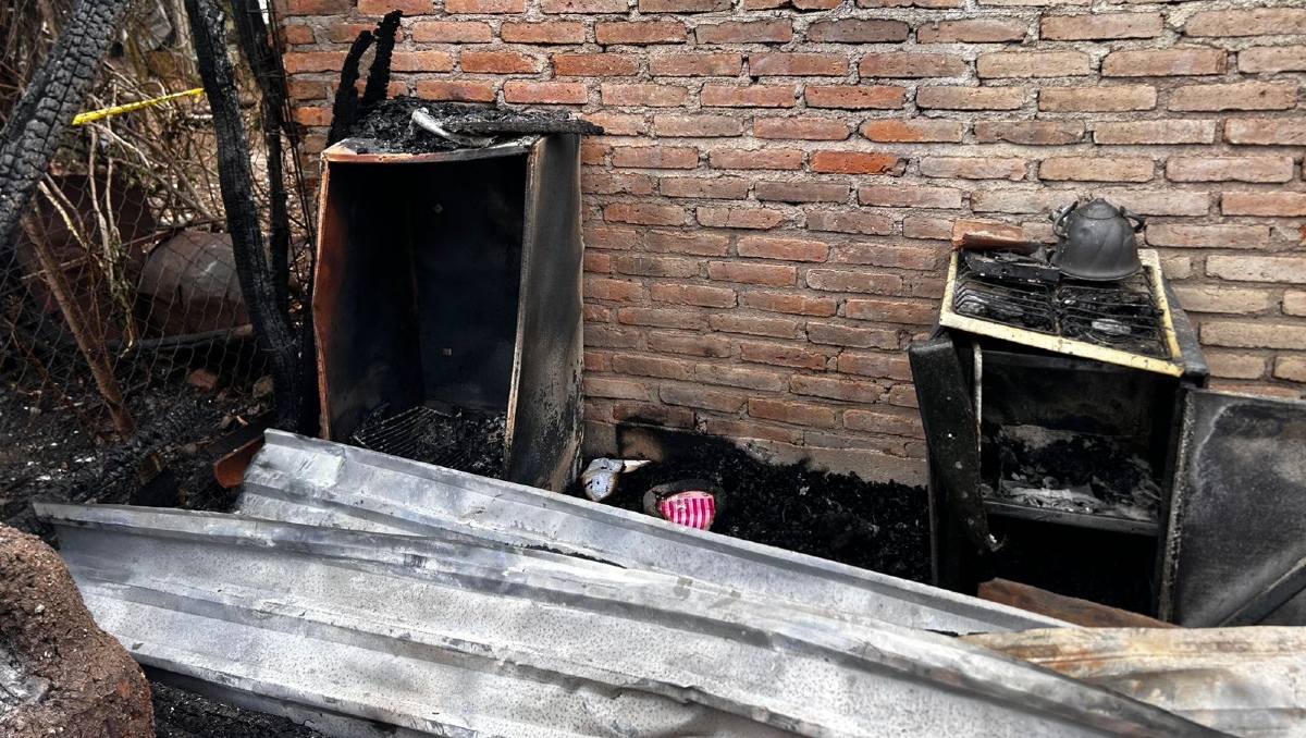 El incendio consumió la vivienda, que se encontraba construida con materiales precarios (Foto: Cortesía)