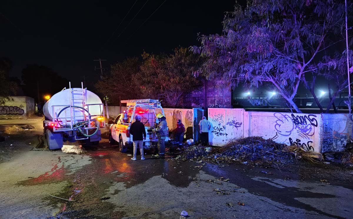 Incendio en estadio Becker de Gómez Palacio. | Foto: Especial