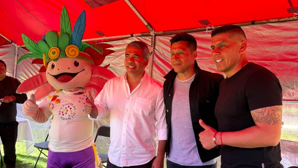 Leyendas de la Selección Mexicana firman autógrafos en la Central de Abastos (Jorge Flores)