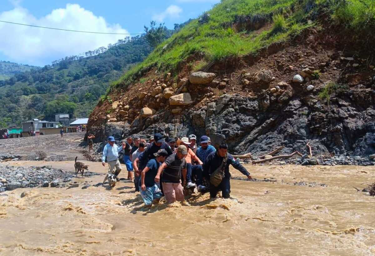Lluvias colapsaron puente provisional en la comunidad de Chapula. (Cortesía)