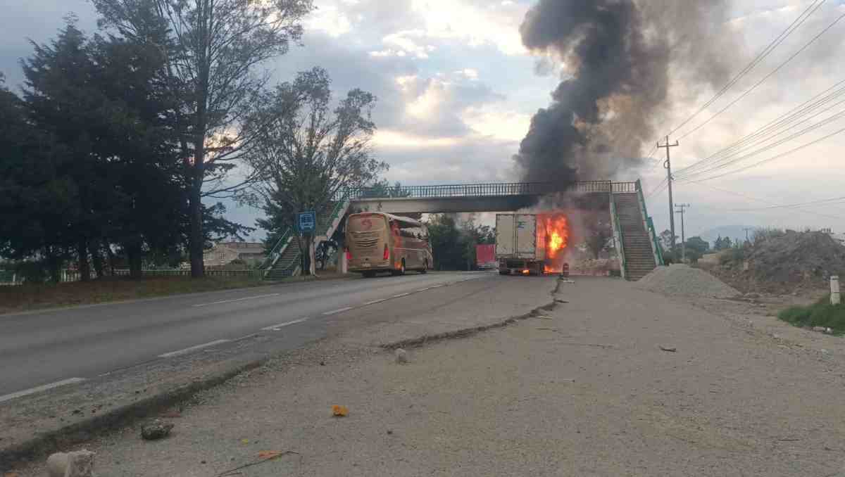 La pesada unidad que se dirigía a la región norte de la entidad comenzó a incendiarse. Especial