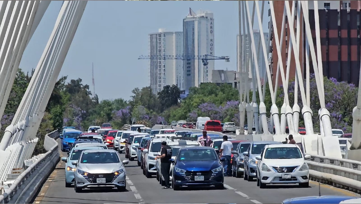 Las principales vialidades del AMG se vieron afectadas por la manifestación de  conductores de plataformas (Foto: Juan Carlos Munguía)