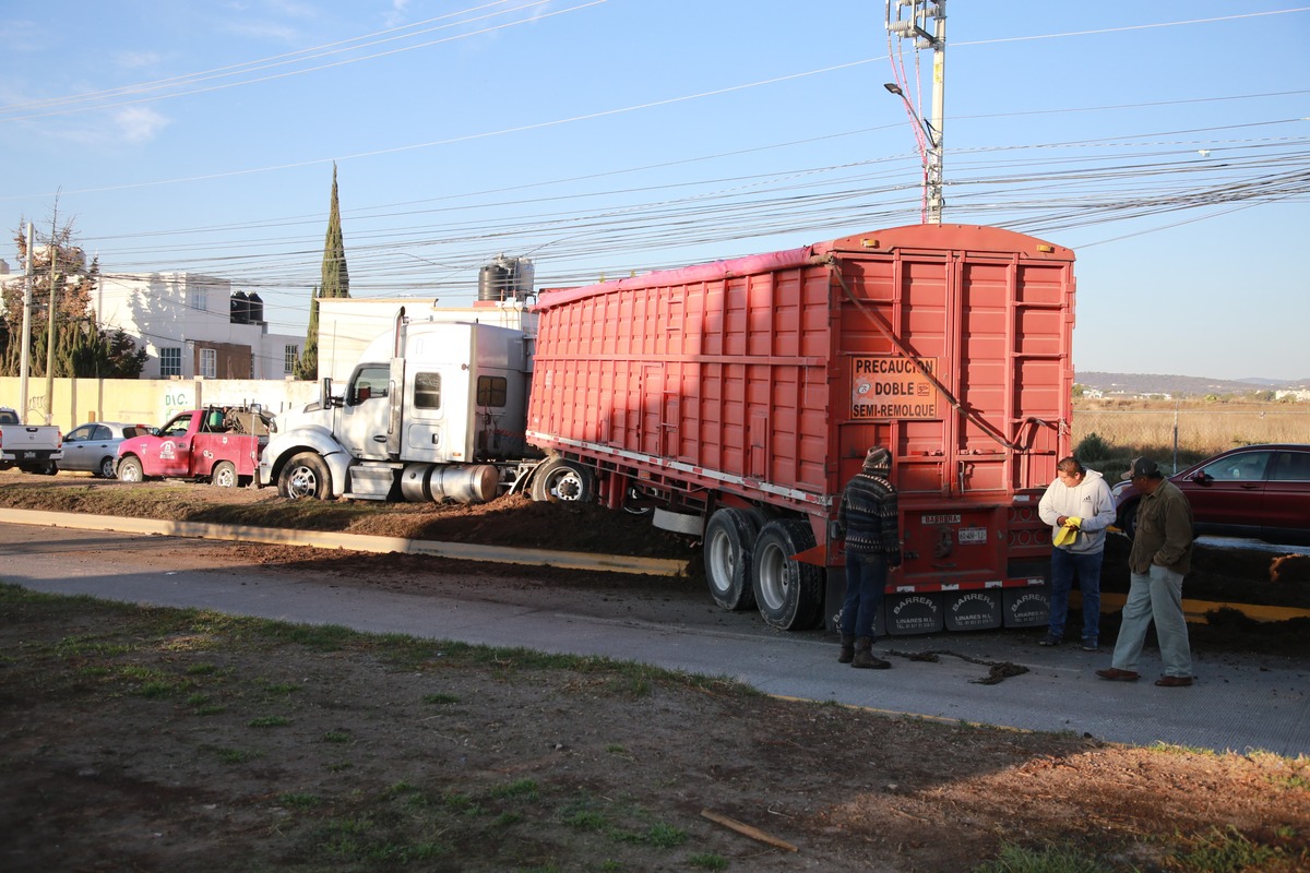Trailer se quedó sin frenos sobre el bulevar Santa Catarina. (Jorge Sánchez)