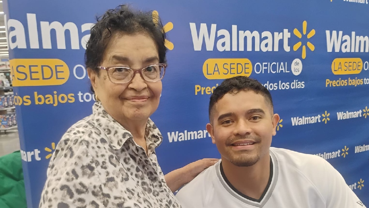 Aficionados conviven y obtienen firmas de Luis Santos y Christopher Ellis, de Sultanes (Tomás López)