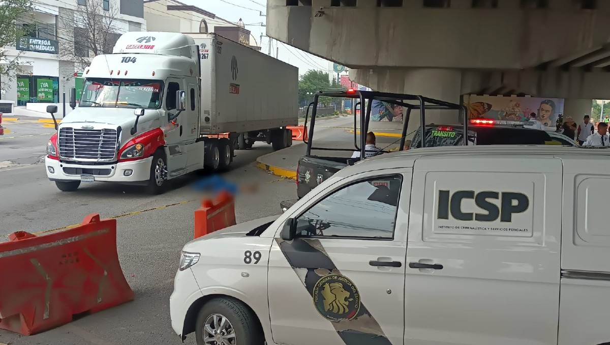 Al avanzar, el tráiler arrastró al trabajador del crucero. Foto: Israel Santacruz