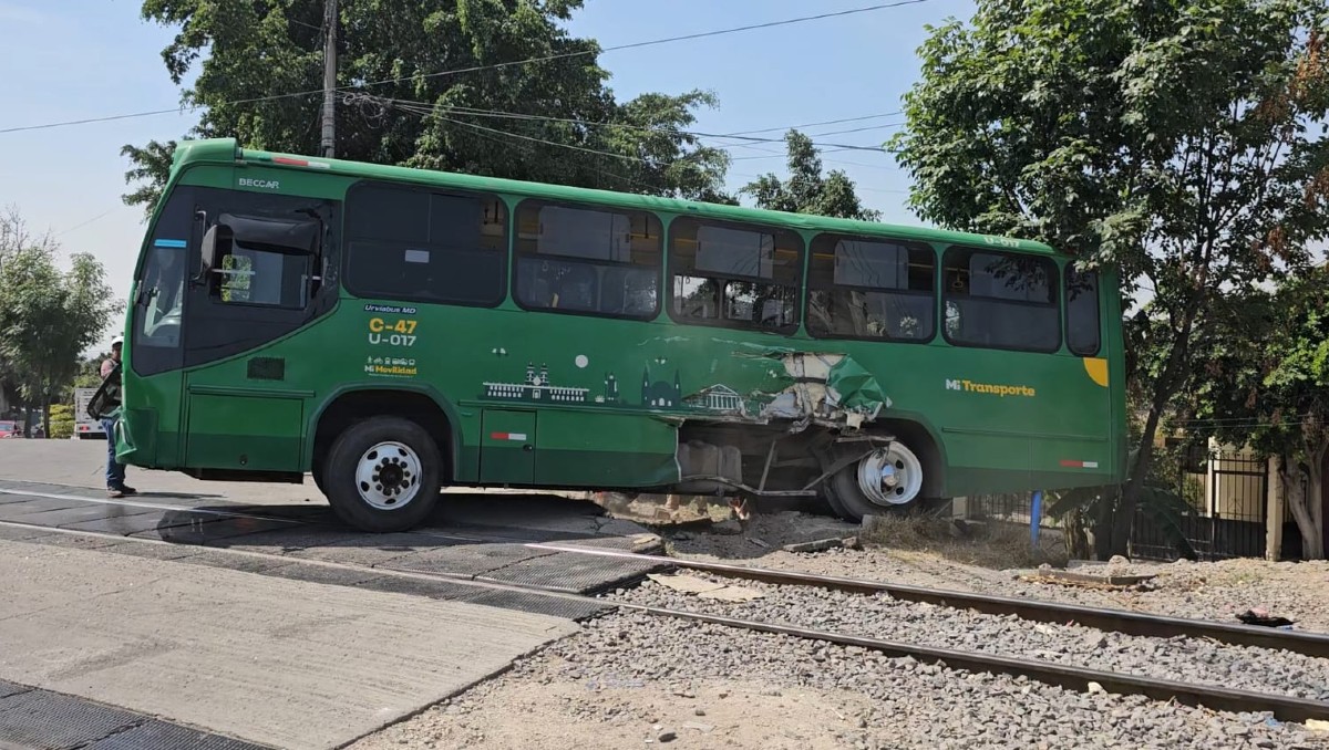 Bomberos de Tlaquepaque atendieron el choque del camión contra tren (Juan Carlos Munguía)
