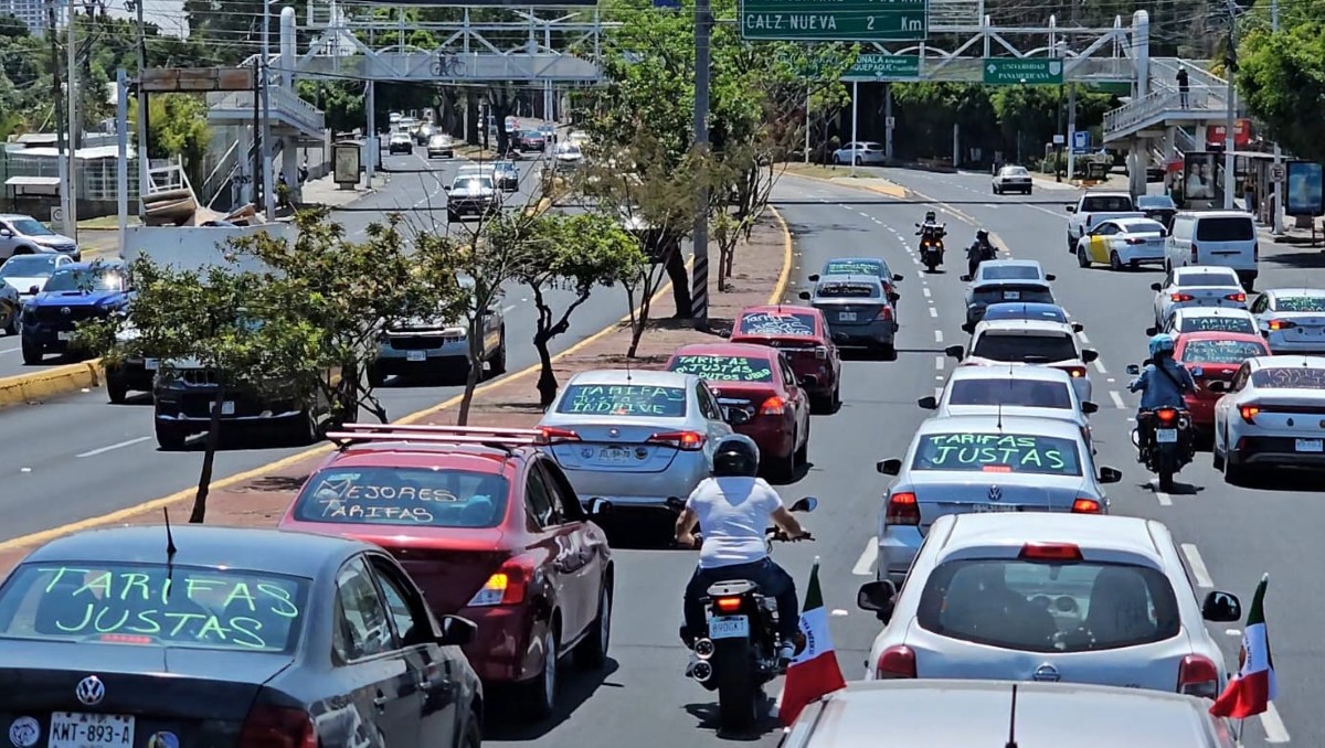 Los choferes recorrieron la ciudad y bloquearon el acceso al aeropuerto de Guadalajara (Juan Carlos Munguía)