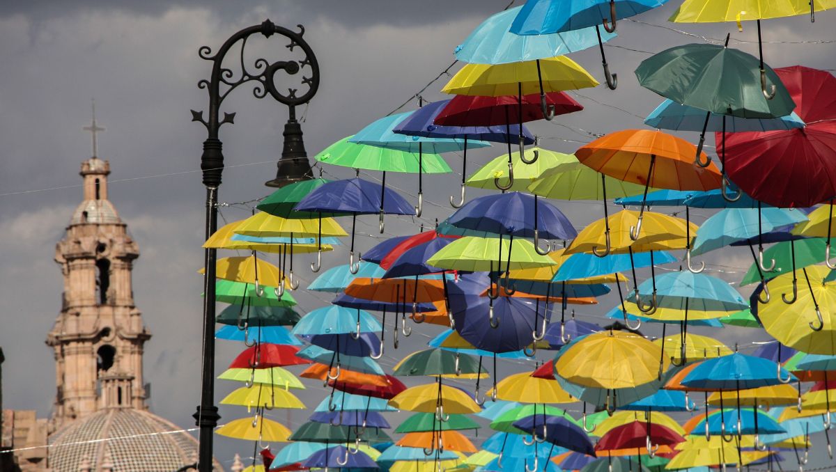 El corredor cultural de la calle Carranza concentra arte, música y expresiones que enriquecen la experiencia de la feria. | Cuartoscuro