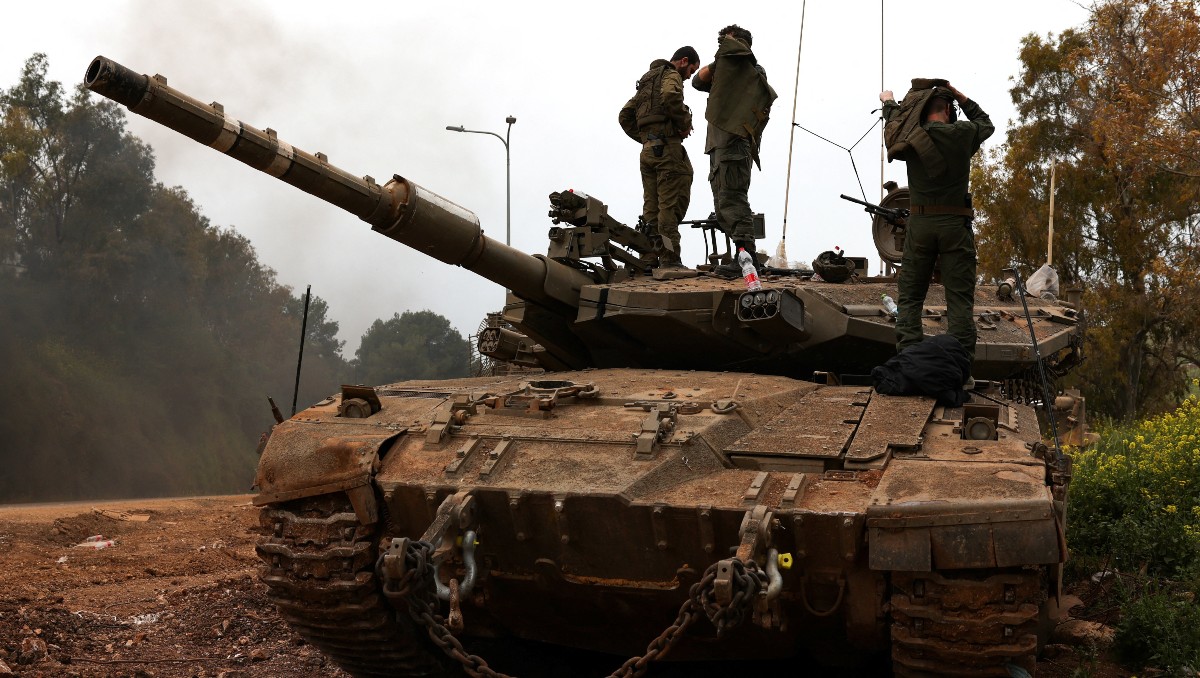 Mientras las delegaciones se reúnen en Washington, tanques israelíes acechan territorio libanés | Foto: Reuters