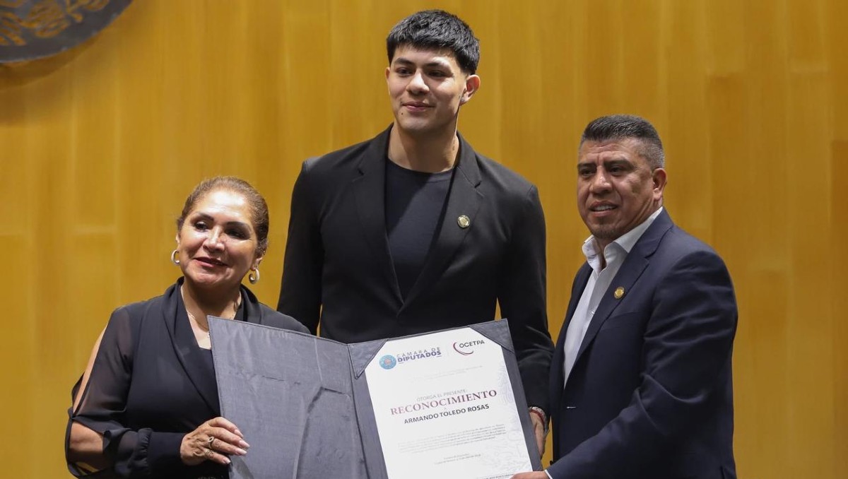Durante el encuentro legislativo se llevó a cabo la entrega de reconocimientos a distintos participantes invitados. | Foto: Especial
