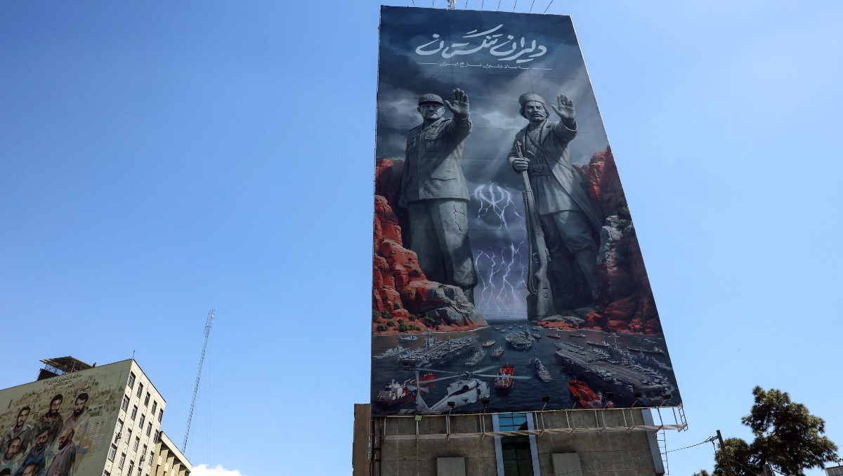 Una fotografía muestra una gran valla publicitaria que hace referencia al estrecho de Ormuz. | AFP