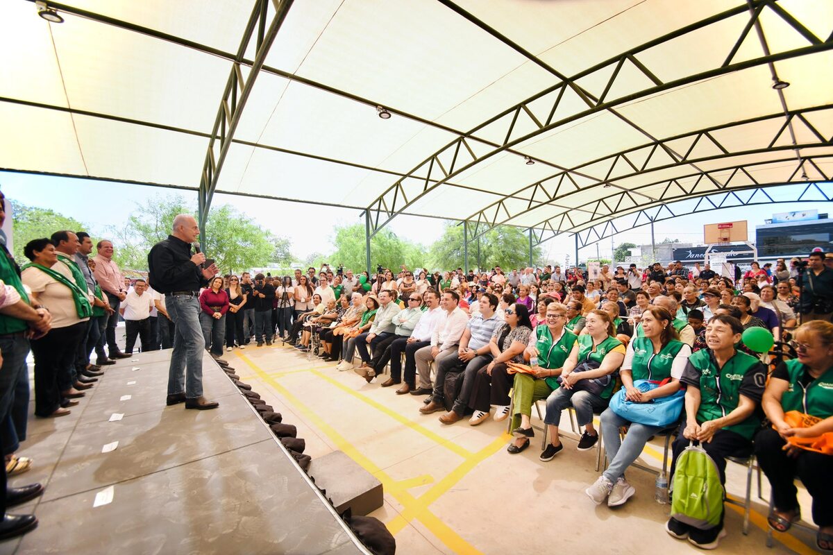 Inauguró obras deportivas y llevó servicios municipales a la colonia, donde también entregó apoyos de movilidad a vecinos.| Redes.