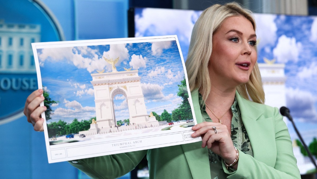 Karoline Leavitt, presentó el render del Arco del Triunfo impulsado por Donald Trump durante una rueda de prensa | Foto: Reuters