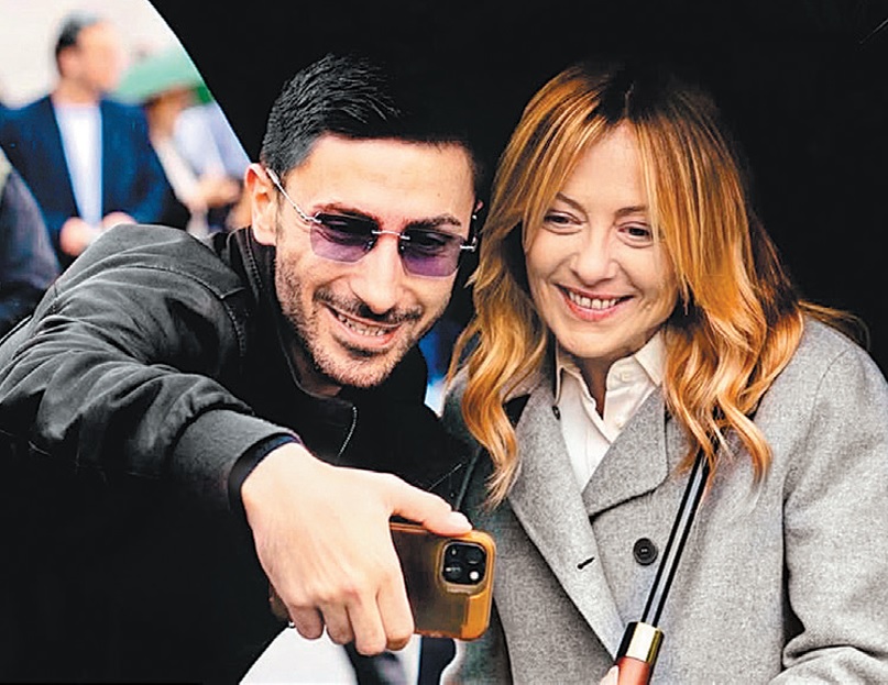 La primera ministra se toma una selfi en Verona. Especial