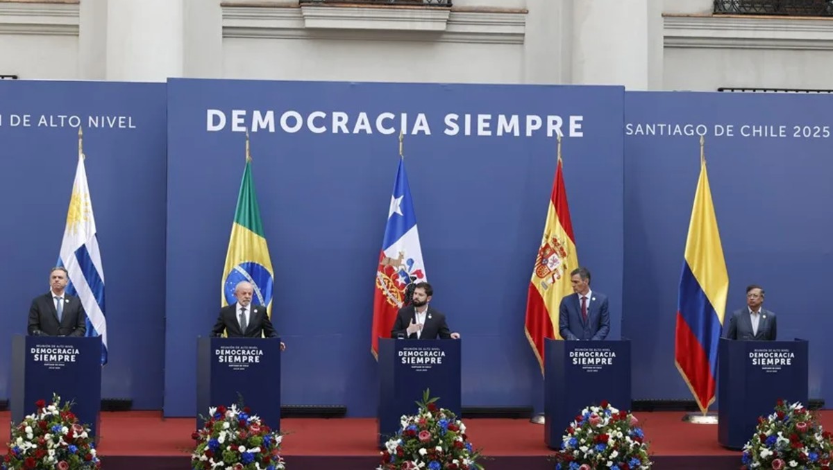 Líderes progresistas en la primera reunión de la cumbre 'Democracia Siempre' en Chile. | Foto: EFE