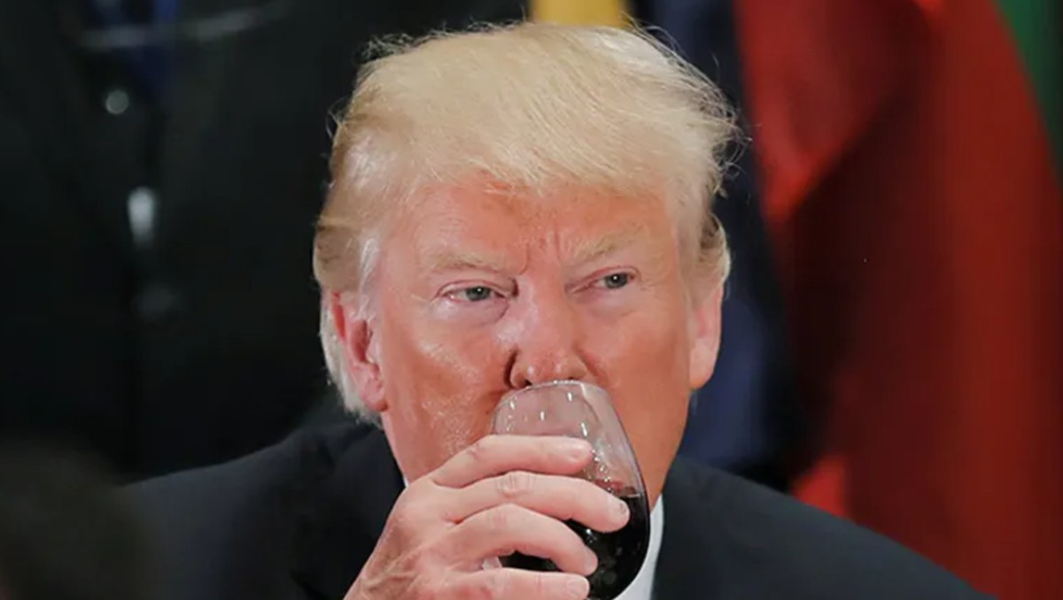 "Esto es bueno para mí; mata las células cancerosas", dijo el mandatario | Foto: Reuters