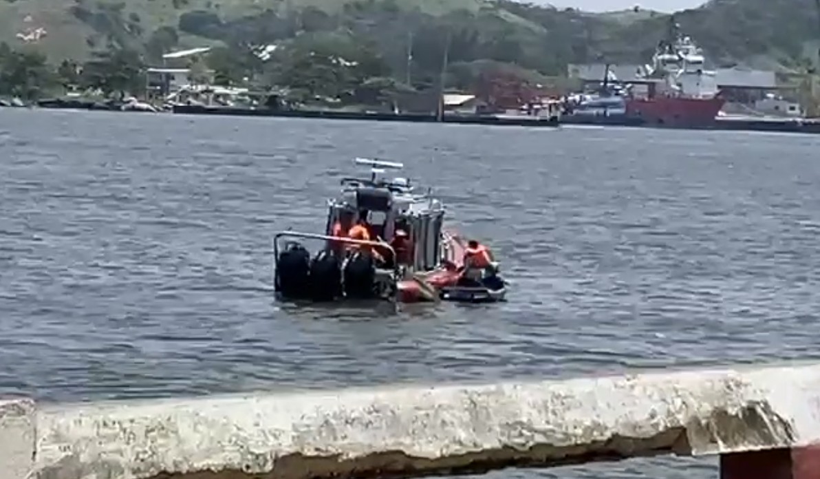 Momento en que la Marina rescató el cuerpo del lago. | Especial