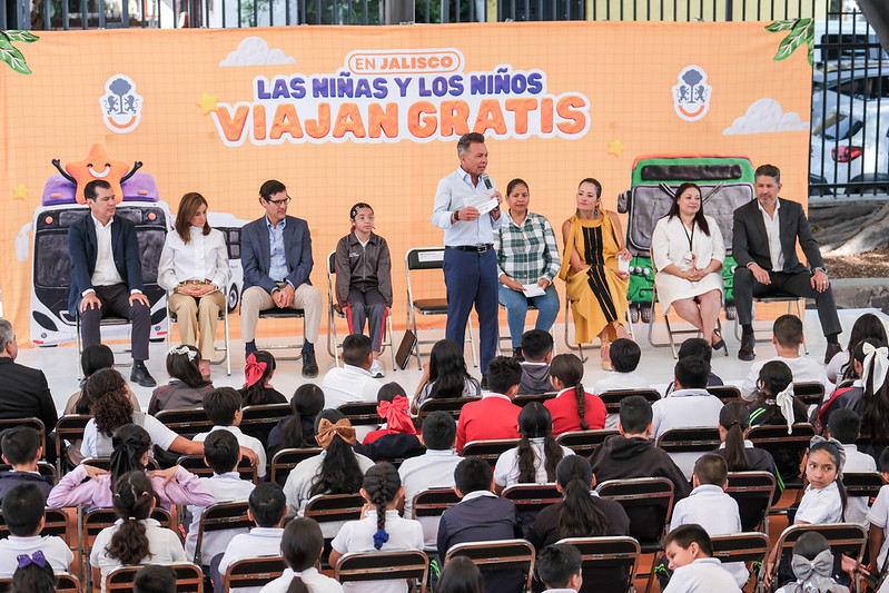 Pablo Lemus, encabeza el anuncio de Transporte Público Gratuito para Niños y Niñas. (Cortesía)