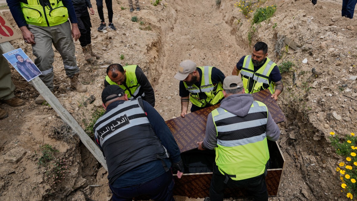 Paramédicos entierran los restos de Ghadir Baalbaki, de 19 años, quien murió en un bombardeo israelí en Tiro, Líbano. | AP
