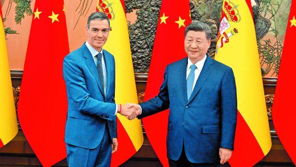 Pedro Sánchez, presidente de España, y su homólogo Xi Jinping se reunieron en Pekín. REUTERS