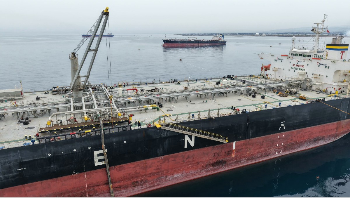 Petrolero  se prepara en la refinería del puerto sirio de Baniyas, en la costa del mar Mediterráneo. | AFP
