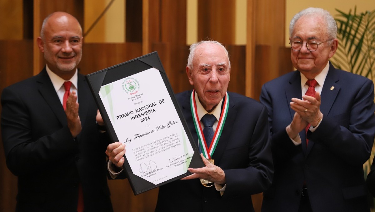 El presidente de la agrupación destacó  el valor técnico de la obra de ambos condecorados | Foto: Octavio Hoyos