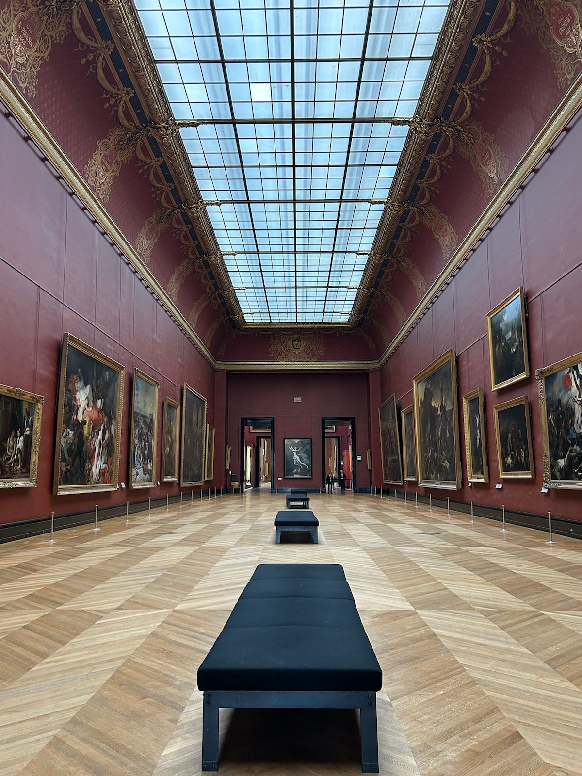 Sala roja en el Museo de Louvre