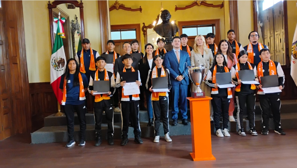 Samuel García recibe a niños campeones de la Fundación Real Madrid (Martha Cedillo)