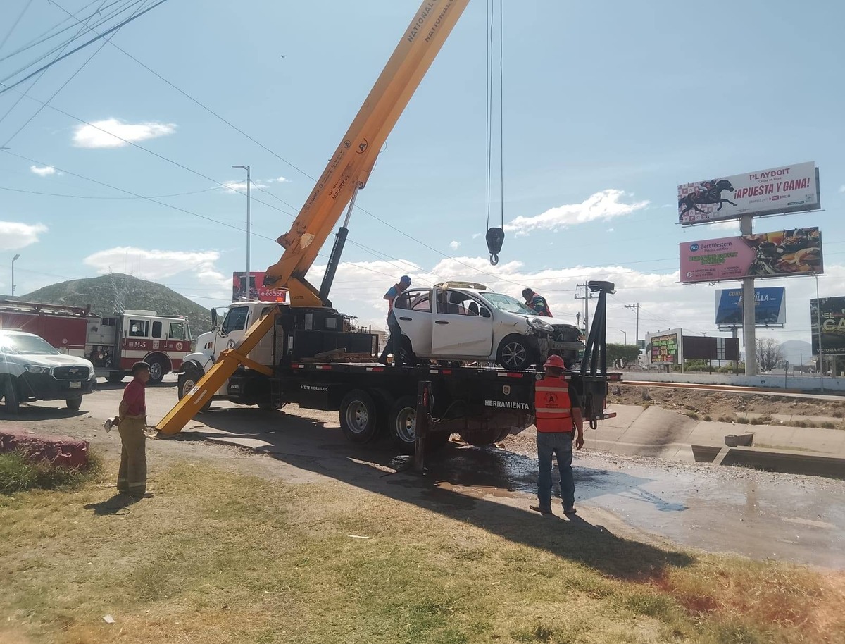 El vehículo fue rescatado con una grúa en Gómez Palacio. | Alejandro Castañeda.
