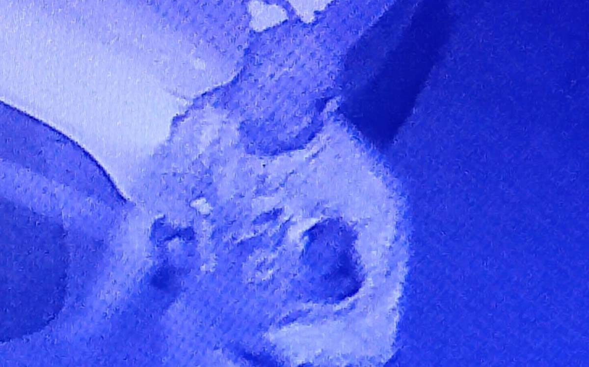 La víctima del robo asegura que acaba de comprar los tenis. | Foto: Especial