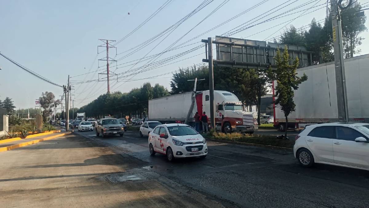 El accidente se registró en los carriles con dirección a Paseo Tollocan. Foto: (Especial)