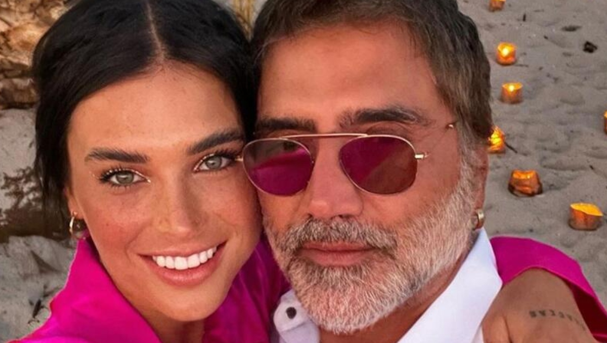 Alejandro Fernández y su pareja Karla Laveaga