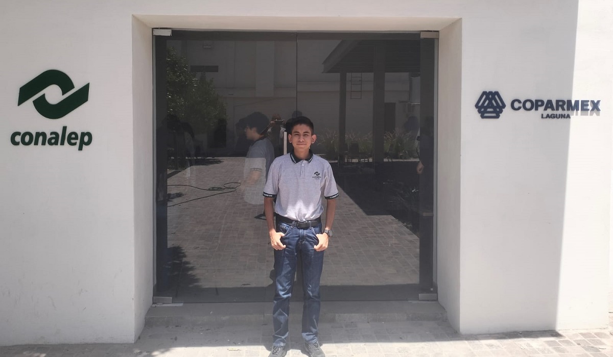 Andrés Rodríguez Rivera, estudiante del segundo semestre de la carrera de Mecatrónica en el aula mixta de Conalep Coparmex. (cortesía)