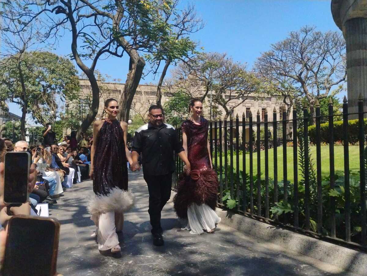 Benito Santos y sus modelos en la Rotonda de los y las Jaliscienses Ilustres. (Martha Calvillo)