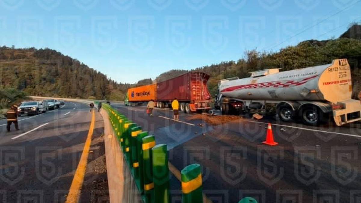 El choque entre el tráiler y la pipa ocurrió a la altura de Lerma. Foto: (Especial)
