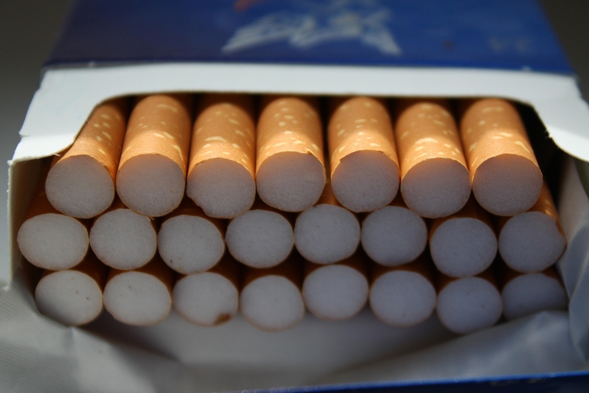 Cigarros saliendo de cajetilla