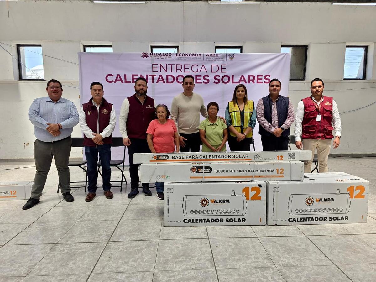 Entregan calentadores solares en Tula. (Cortesía)
