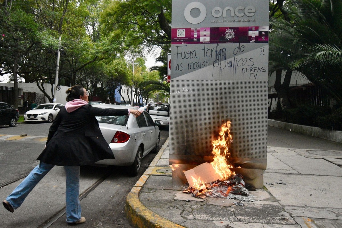 Los estudiantes exigen hablar con autoridades para atender sus peticiones. Foto: Cuartoscuro