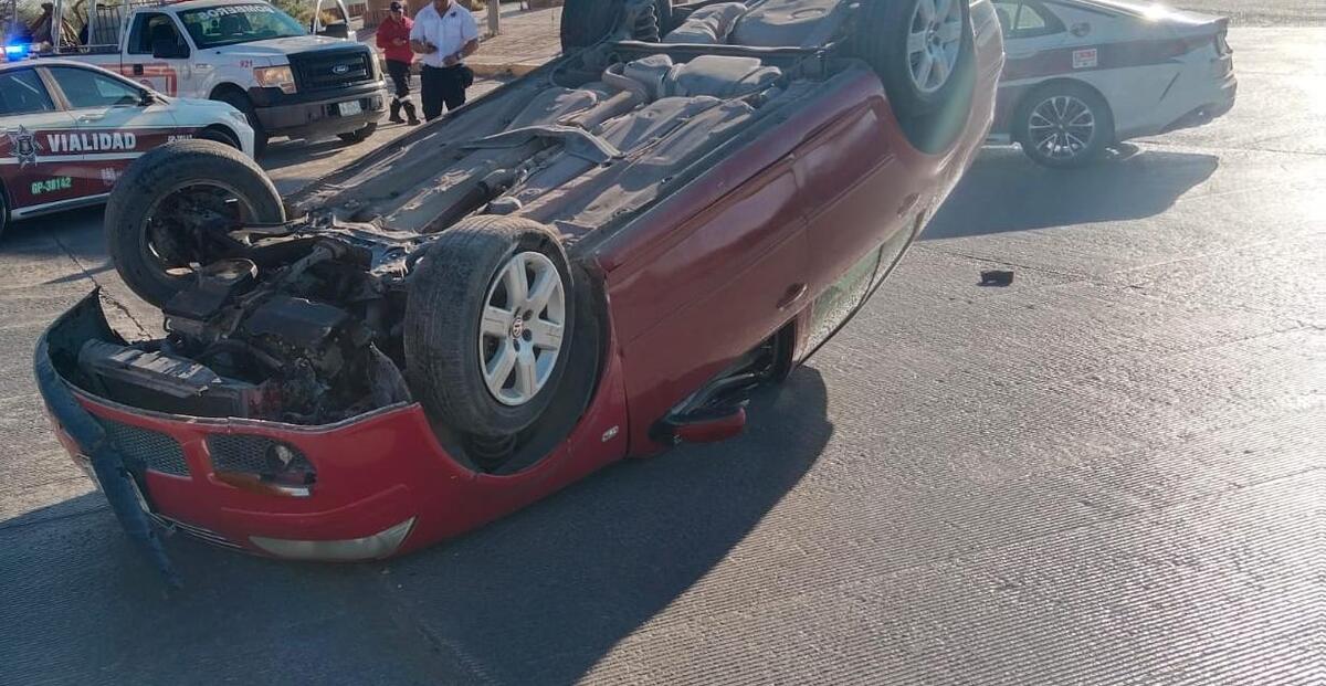 Por ir a exceso de velocidad, mujer volcó su unidad en Gómez Palacio | Especial