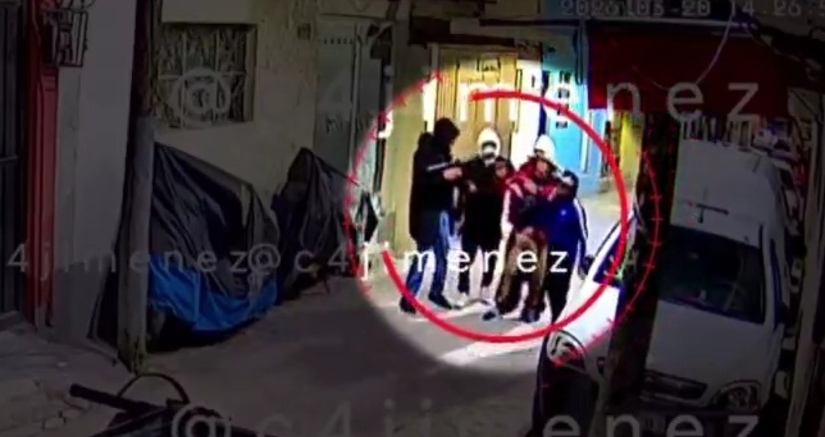 La golpiza fue registrada en video por una cámara de seguridad en la zona. | Especial