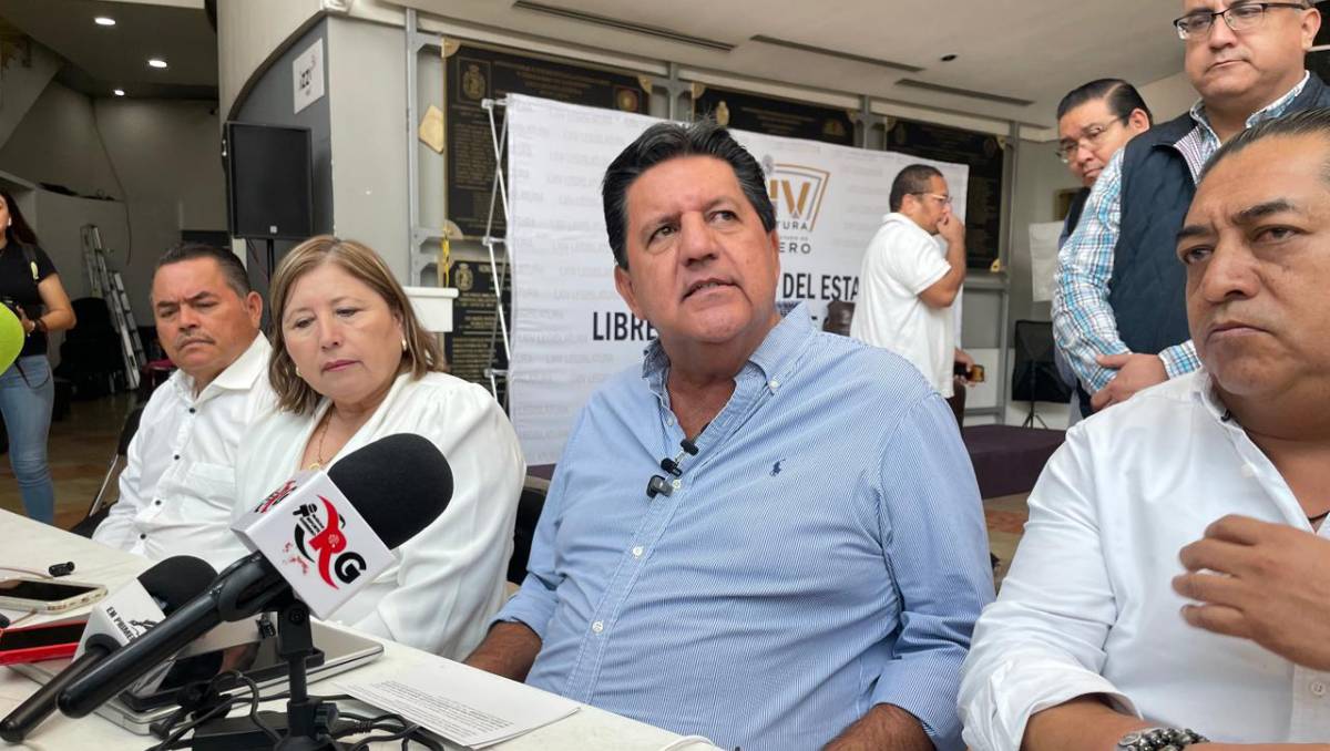 Los integrantes del Grupo Parlamentario del PRI, liderados por Alejandro Bravo Abarca. | Foto: Especial