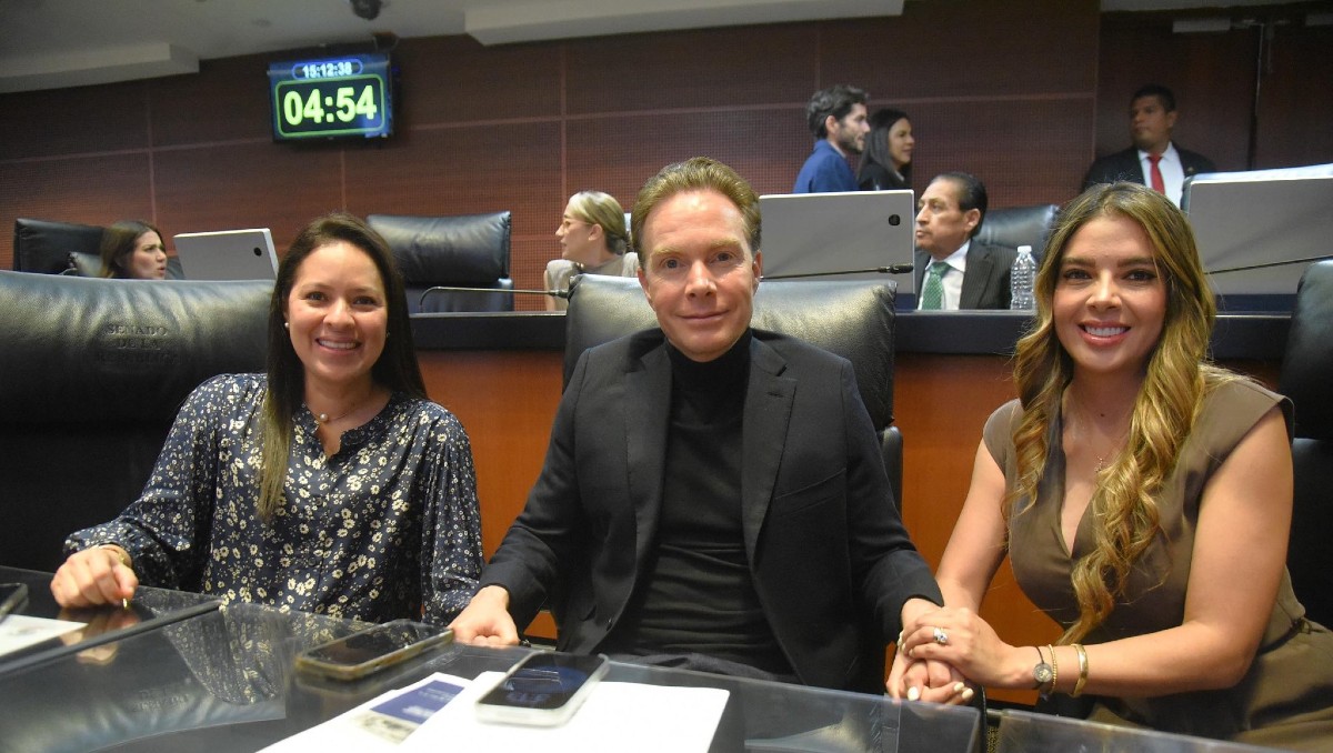 El legislador, flanqueado por la dirigente nacional del partido, Karen Castrejón, y su compañera Ruth González. | Foto: Especial