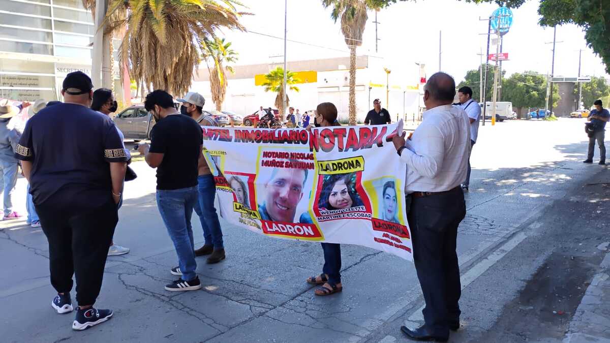 Manifestación en Torreón por fraude inmobiliario. | Especial